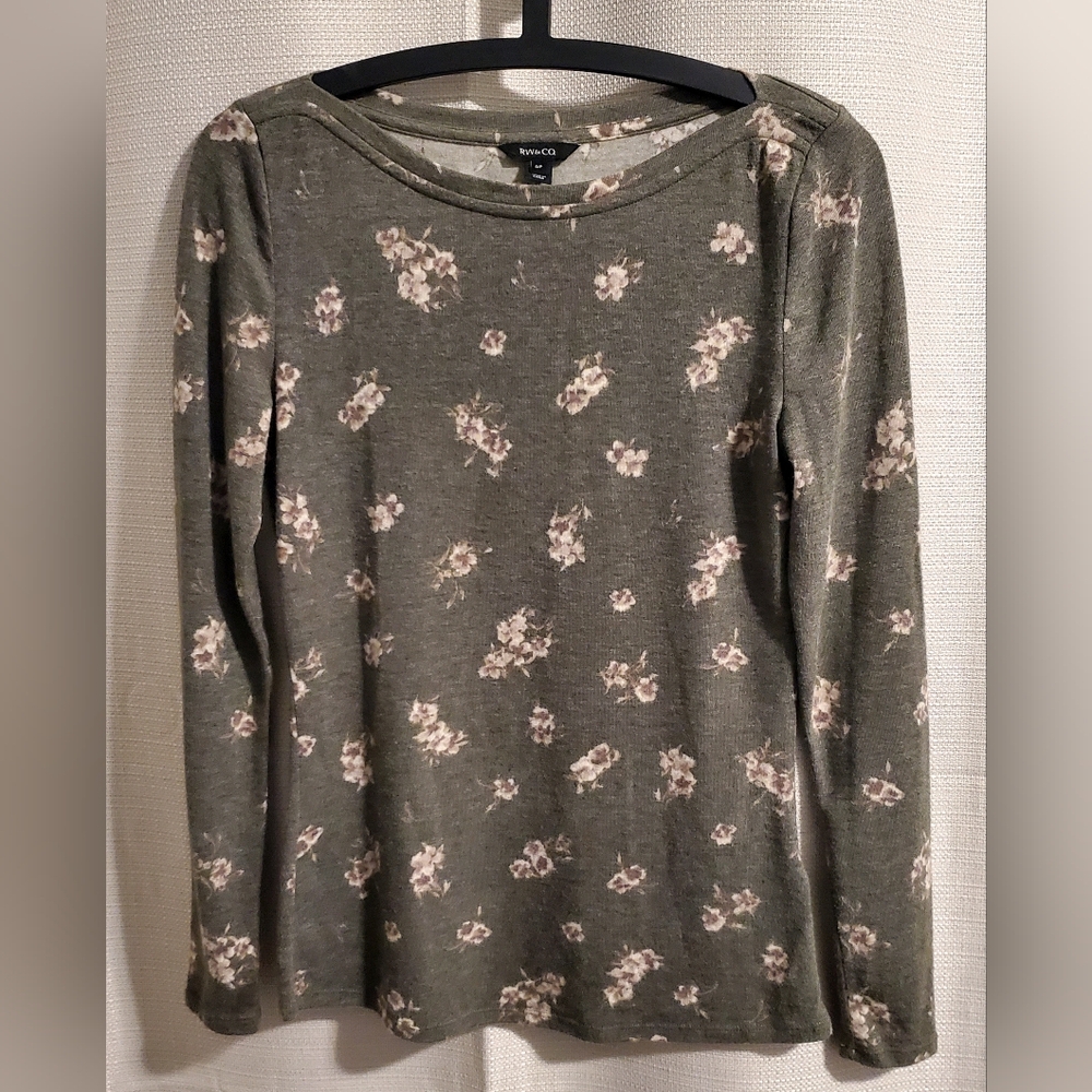 (4/$20) RW&CO Floral Long Sleeve - Picture 1 of 5